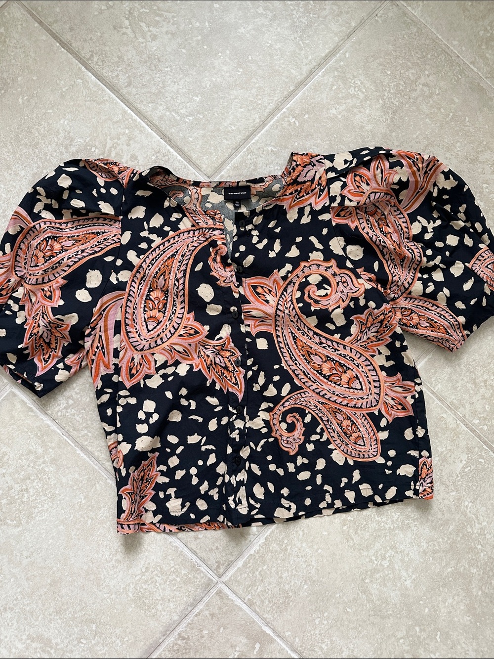 Who What Wear Black Paisley Puff Sleeve Crop Top with Coral